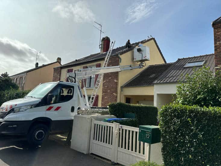 Véhicule devant une maison dans les hauts de seine
